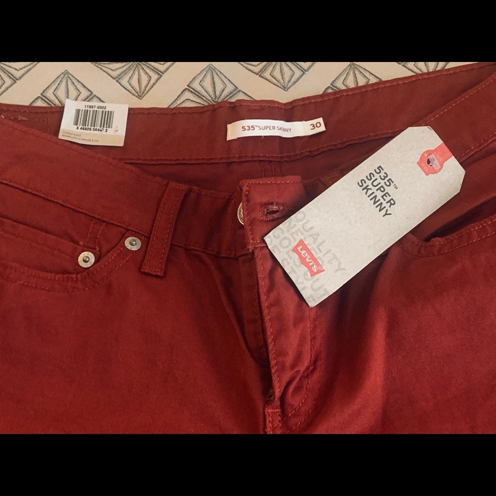 Very Cute Rust Colored Levi’s skinny jeans.